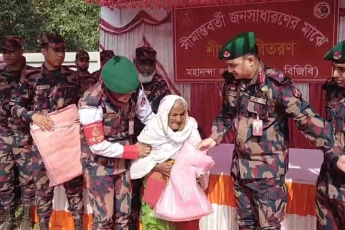 শিবগঞ্জে অসহায় ৩শ  জনকে বিজিবি'র কম্বল বিতরন